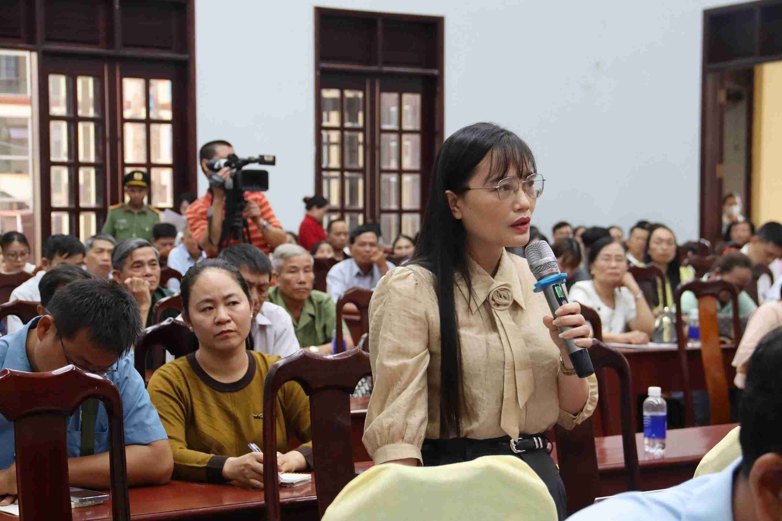 Một cử tri tại địa bàn kiến nghị ý kiến tâm huyết. Ảnh: Đỗ Lan