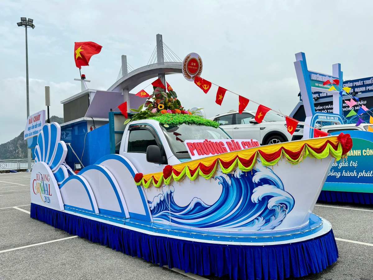 Xe mô hình trình diễn, diễu hành của phường Bãi Cháy. Ảnh: Thanh Tùng