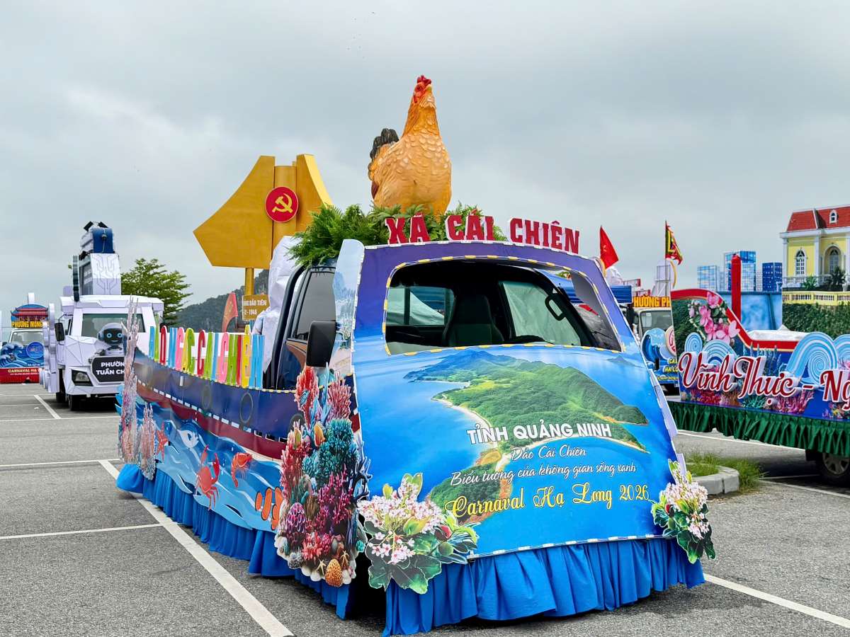 Xe mô hình trình diễn, diễu hành của xã đảo Cái Chiên. Ảnh: Thanh Tùng