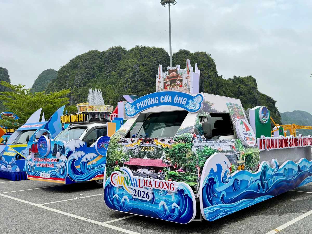 Xe mô hình trình diễn, diễu hành của phường Cửa Ông. Ảnh: Thanh Tùng