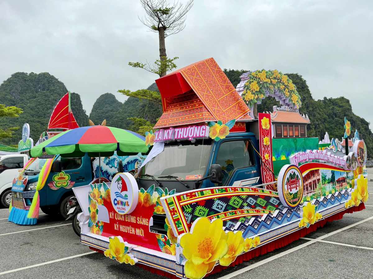 Xe mô hình trình diễn, diễu hành của xã miền núi Kỳ Thượng. Ảnh: Thanh Tùng