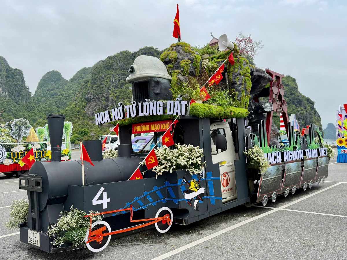 Xe mô hình trình diễn, diễu hành của phường Mạo Khê. Ảnh: Thanh Tùng