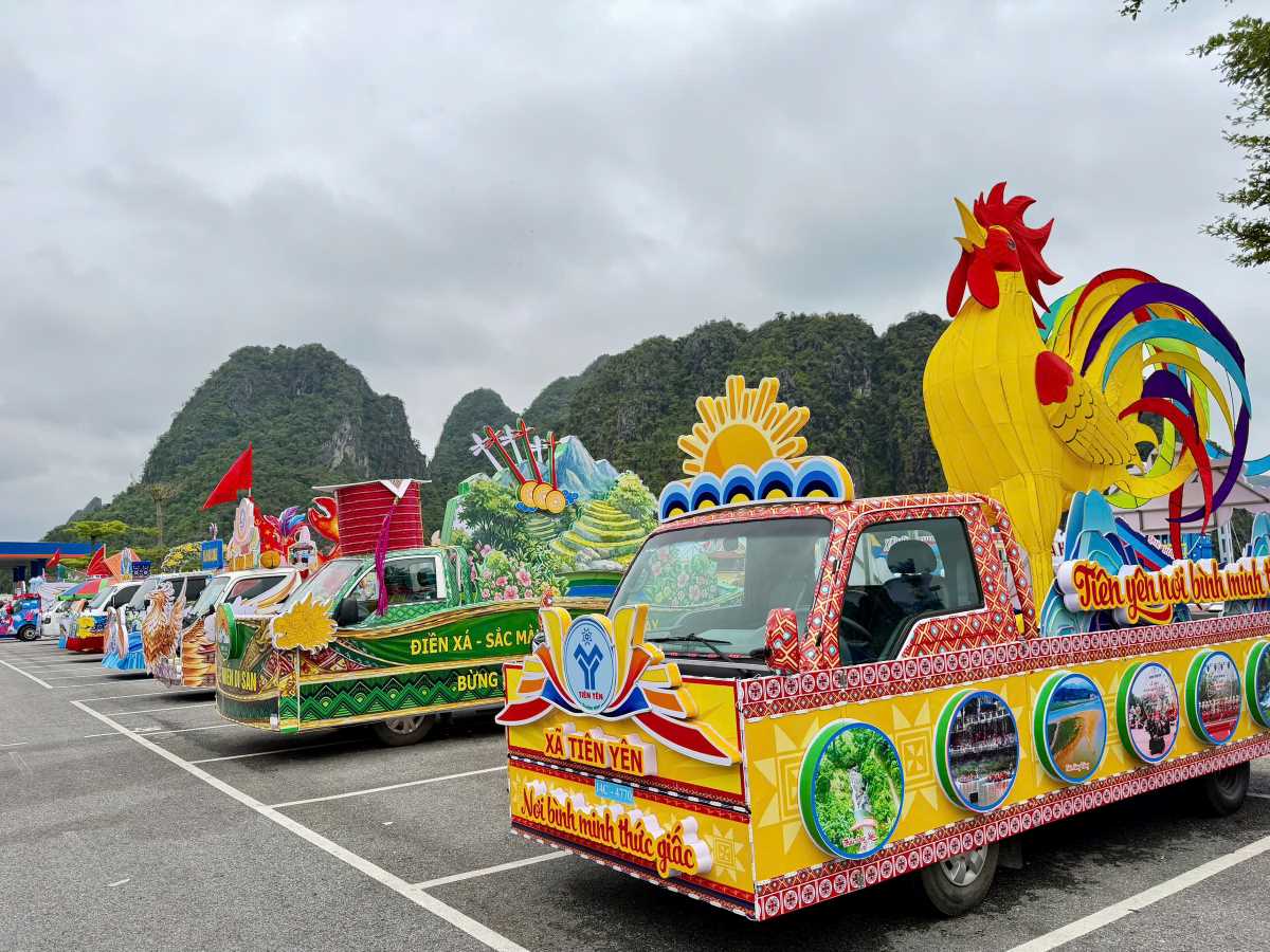 Model vehicles of 54 communes, wards, and special zones of Quang Ninh have gathered in Ha Long ward. Photo: Thanh Tung