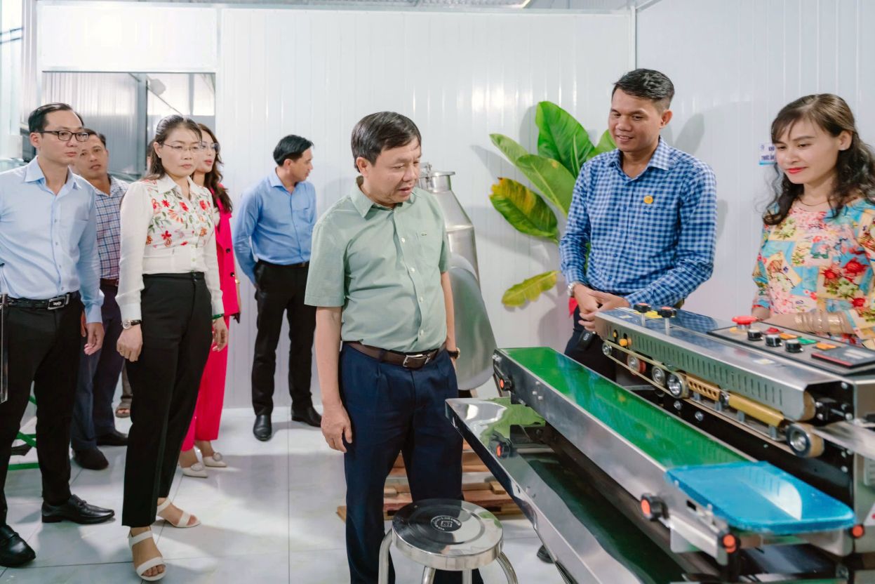 Ông Phan Văn Thắng (thứ 3 từ phải sang) - Phó Bí thư Thường trực Tỉnh ủy, Chủ tịch Ủy ban Mặt trận Tổ quốc Việt Nam tỉnh Đồng Tháp, tham quan nhà xưởng của Công ty  Alpha Amin. Ảnh: NVCC