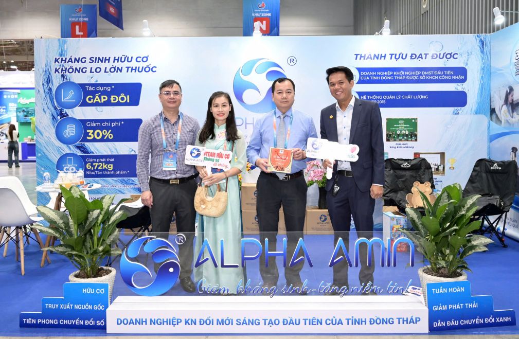 Ông Trần Đình Luân (thứ 2 từ phải sang) - Cục trưởng Cục Thủy sản và Kiểm ngư tham quan gian hàng Alpha Amin. Ảnh: NVCC