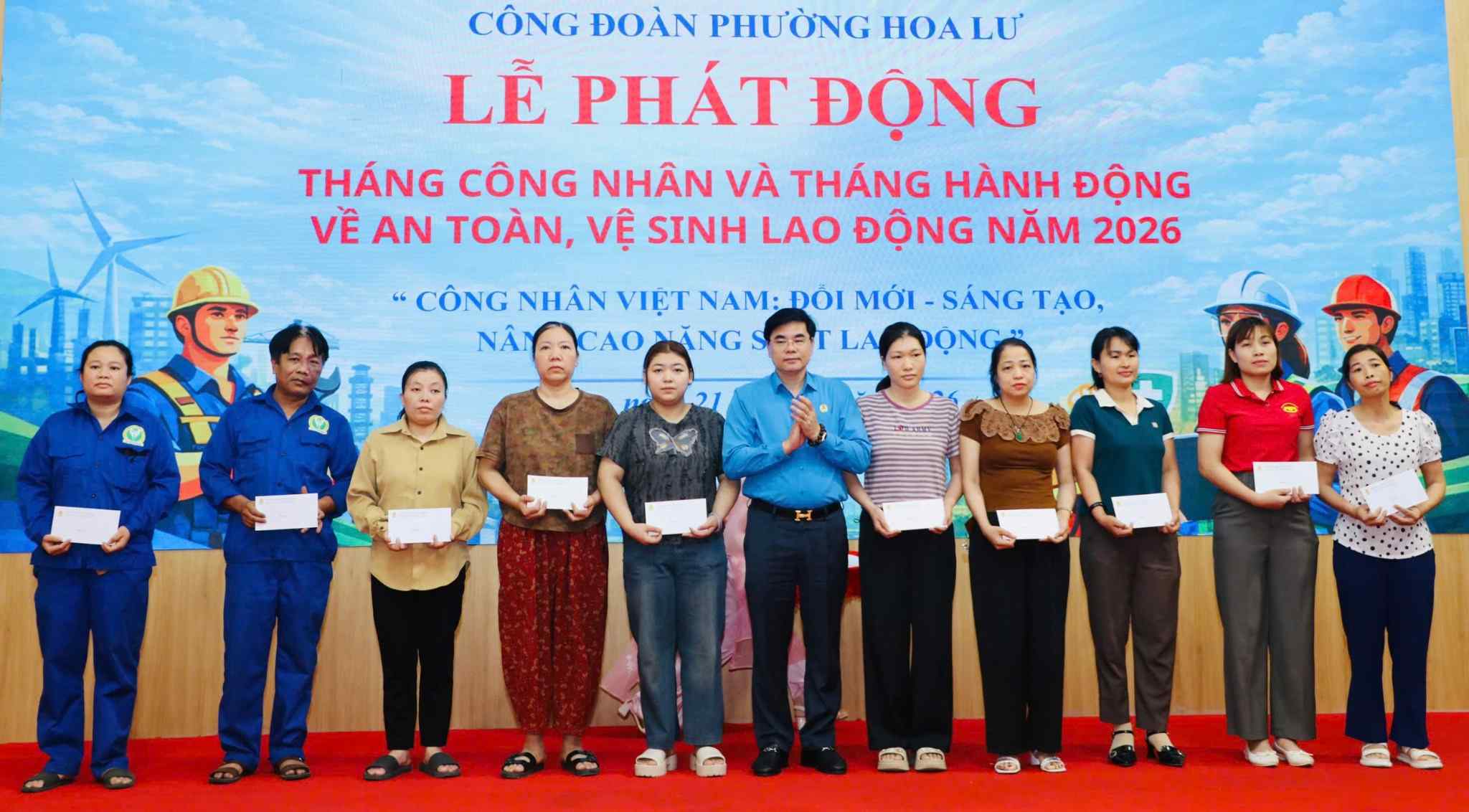 Representatives of the leadership of Ninh Binh Provincial Labor Federation present gifts to support union members and workers in difficult circumstances at some businesses in Hoa Lu ward. Photo: Nguyen Truong