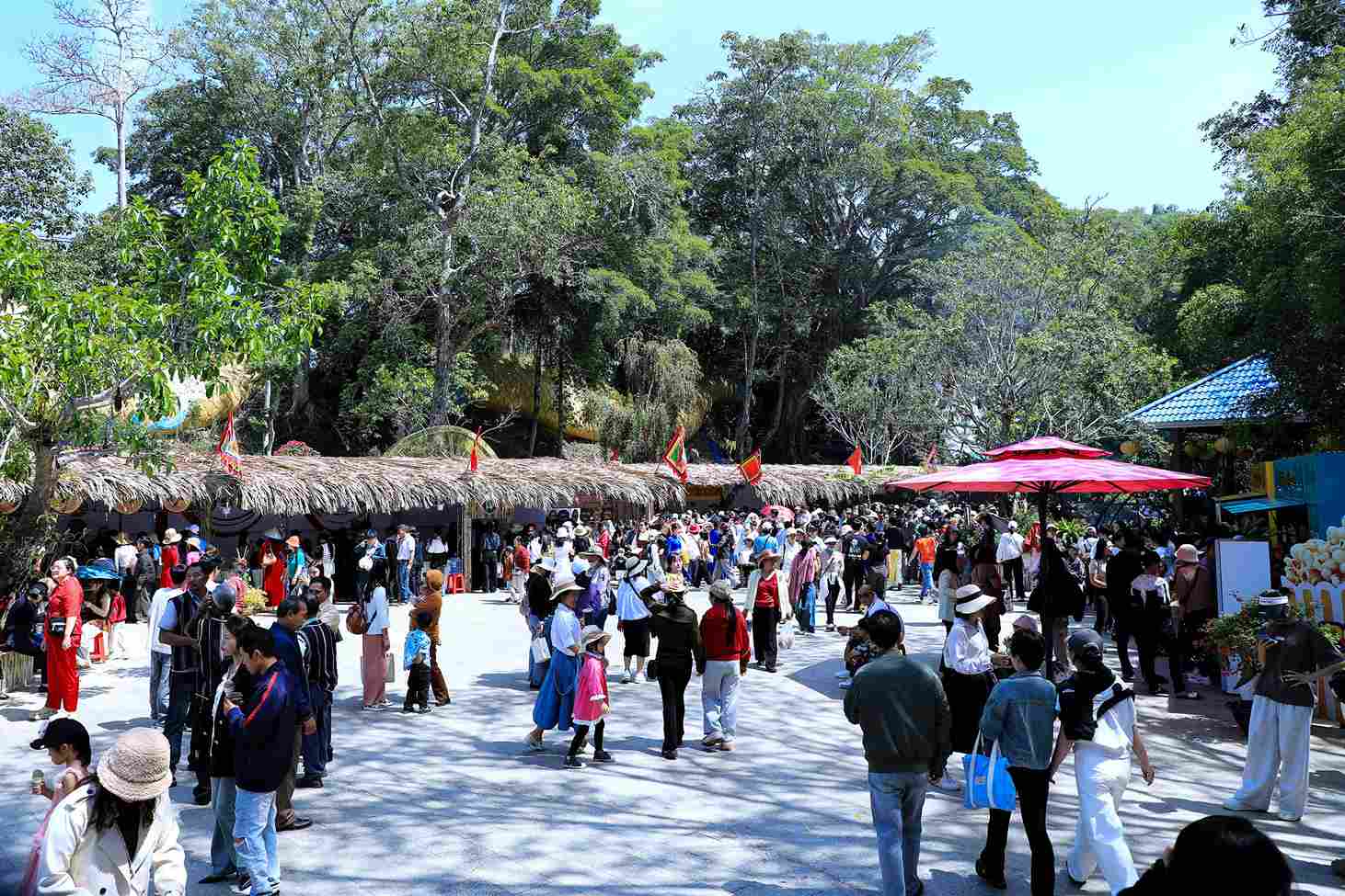 Đông đảo người dân, du khách đến Đà Lạt (Lâm Đồng) tham qua, vui chơi dịp nghỉ lễ Giỗ Tổ Hùng Vương. Ảnh: Phúc Khánh 