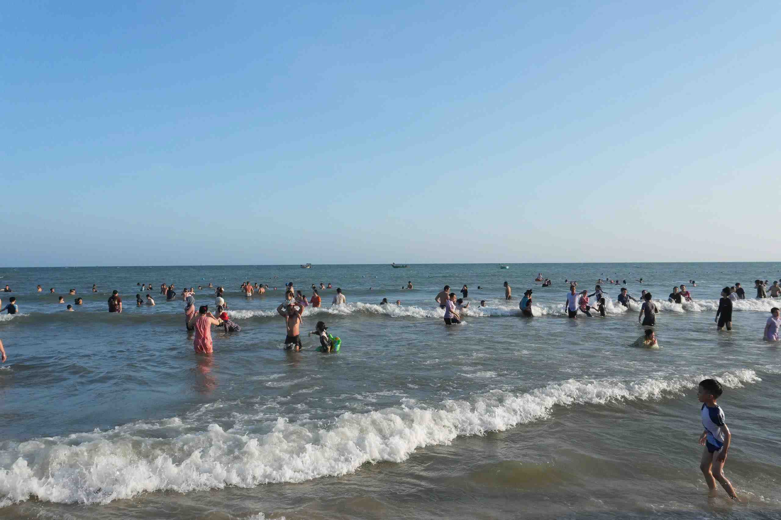 Biển Mũi Né thu hút đông đảo du khách đến nghỉ ngơi, tắm biển dịp lễ Giỗ Tổ Hùng Vương. Ảnh: Phúc Khánh 