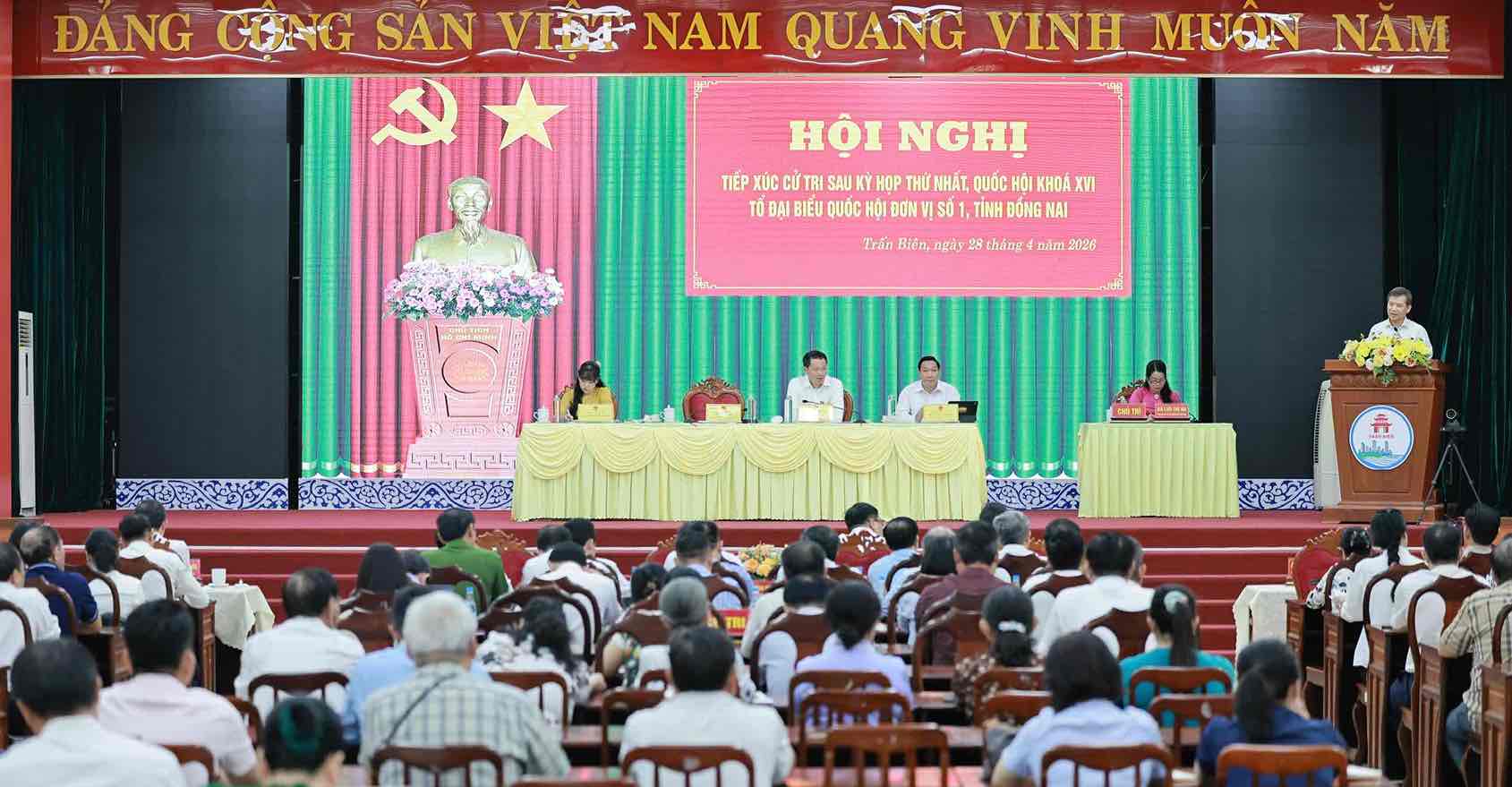 Tổ đại biểu Quốc hội đơn vị số 1 tỉnh Đồng Nai tiếp xúc cử tri. Ảnh: HAC