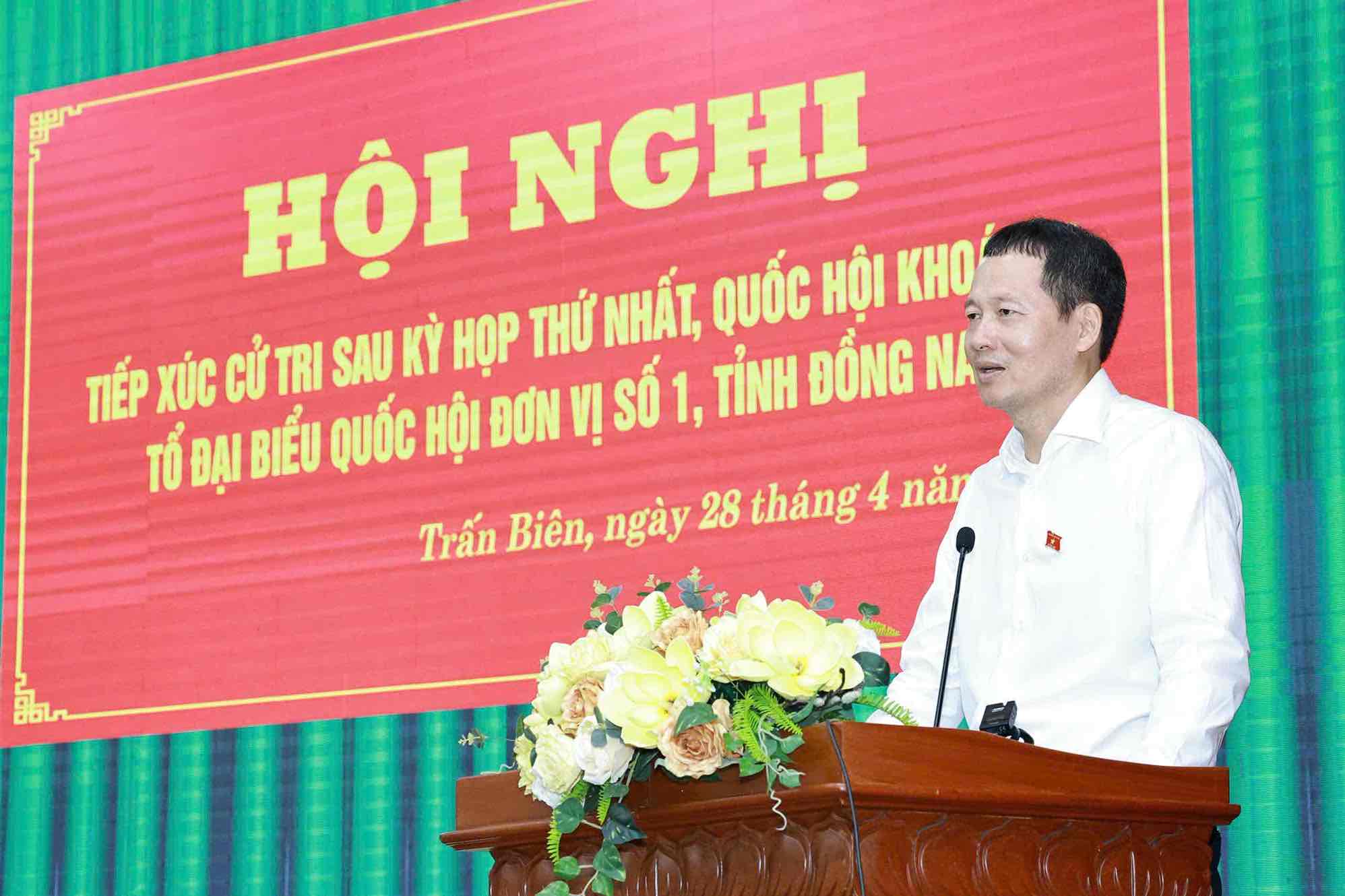 Ông Vũ Hồng Văn, Ủy viên Trung ương Đảng, Bí thư Tỉnh ủy Đồng Nai, Trưởng đoàn ĐBQH tỉnh Đồng Nai tại hội nghị tiếp xúc cử tri. Ảnh: HAC