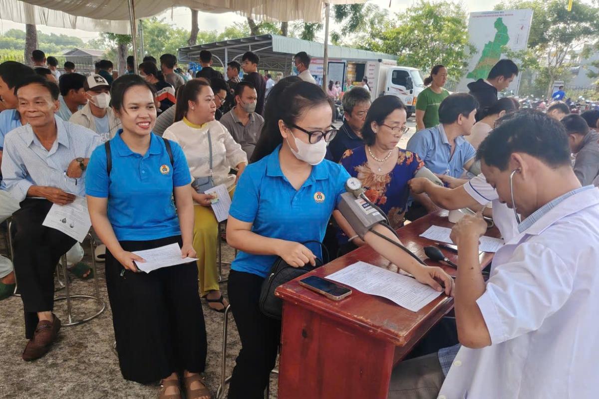 Nghia Thanh commune union members undergo screening before donating blood. Photo: Phuong Chau