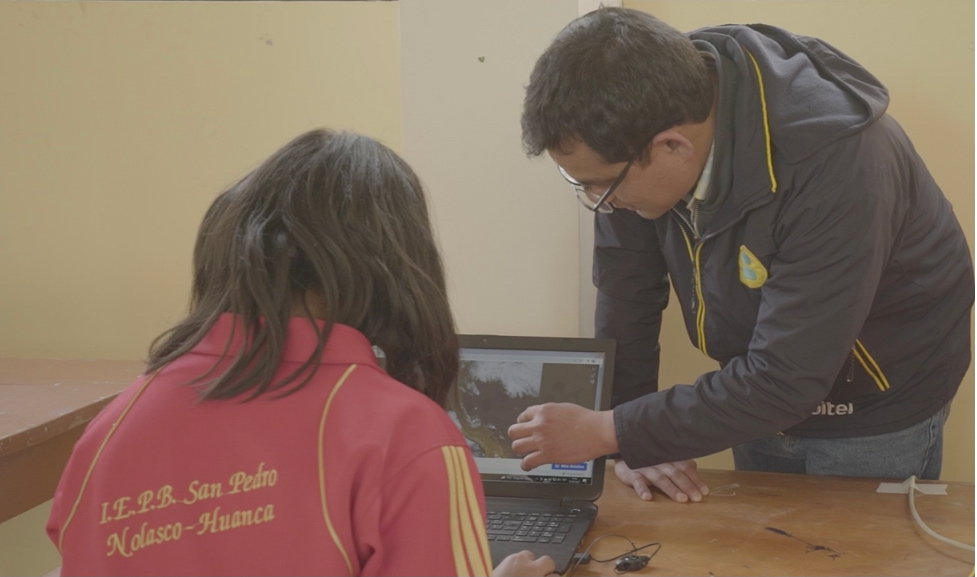 Những ngày đầu tiên trải nghiệm Internet của các em nhỏ vùng Cusco. Ảnh: Viettel Cung cấp