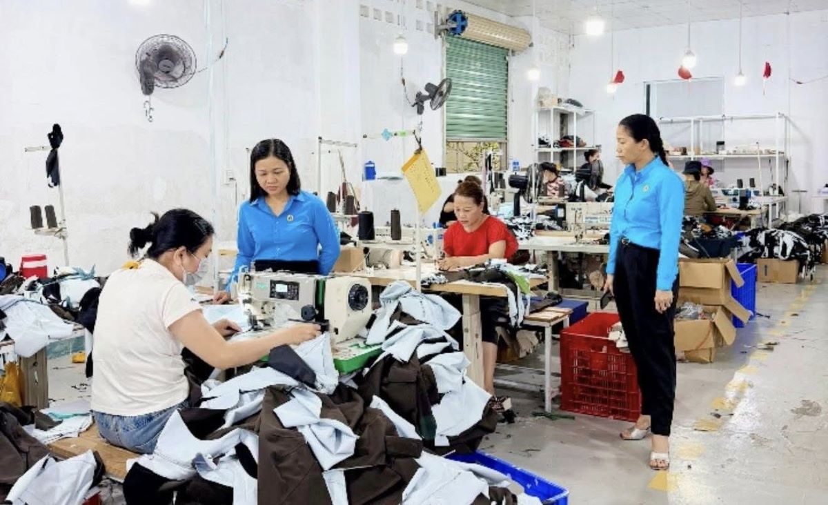 Nam Dong Ha Ward Trade Union organized a working session to grasp the operating situation with a number of businesses in the area. Photo: Quang Tri Trade Union