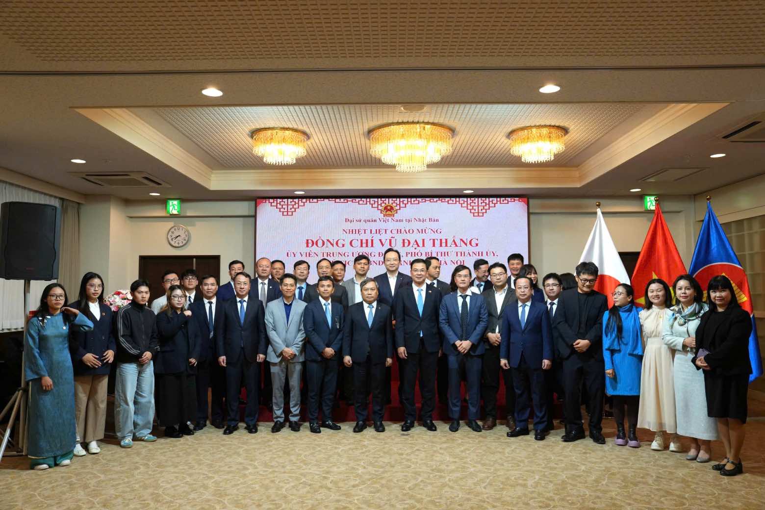 Chủ tịch UBND TP Hà Nội Vũ Đại Thắng, Đại sứ đặc mệnh toàn quyền Việt Nam tại Nhật Bản Phạm Quang Hiệu cùng các chuyên gia, nhà khoa học trẻ người Việt Nam trong lĩnh vực khoa học công nghệ, chuyển đổi số tại Tokyo - Nhật Bản. Ảnh: UBND TP Hà Nội