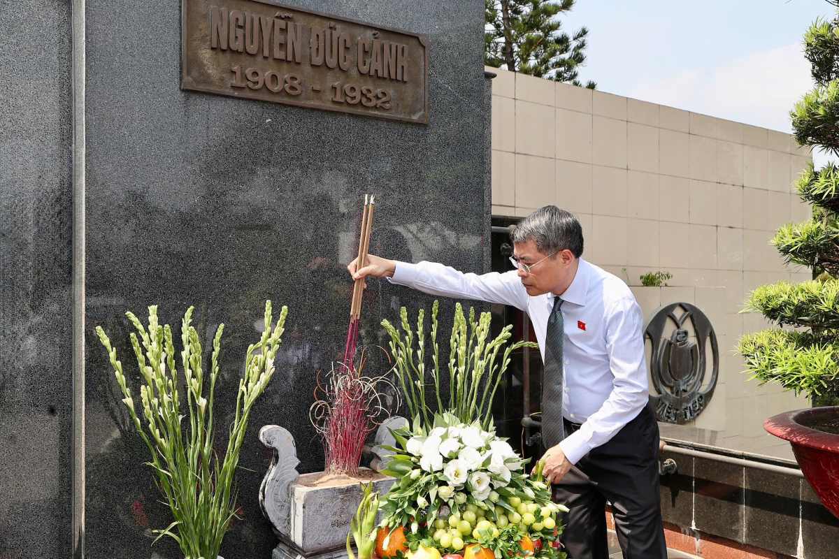 Thủ tướng Chính phủ Lê Minh Hưng dâng hương tưởng niệm đồng chí Nguyễn Đức Cảnh và các anh hùng liệt sĩ. Ảnh: Cổng TTĐT Hải Phòng