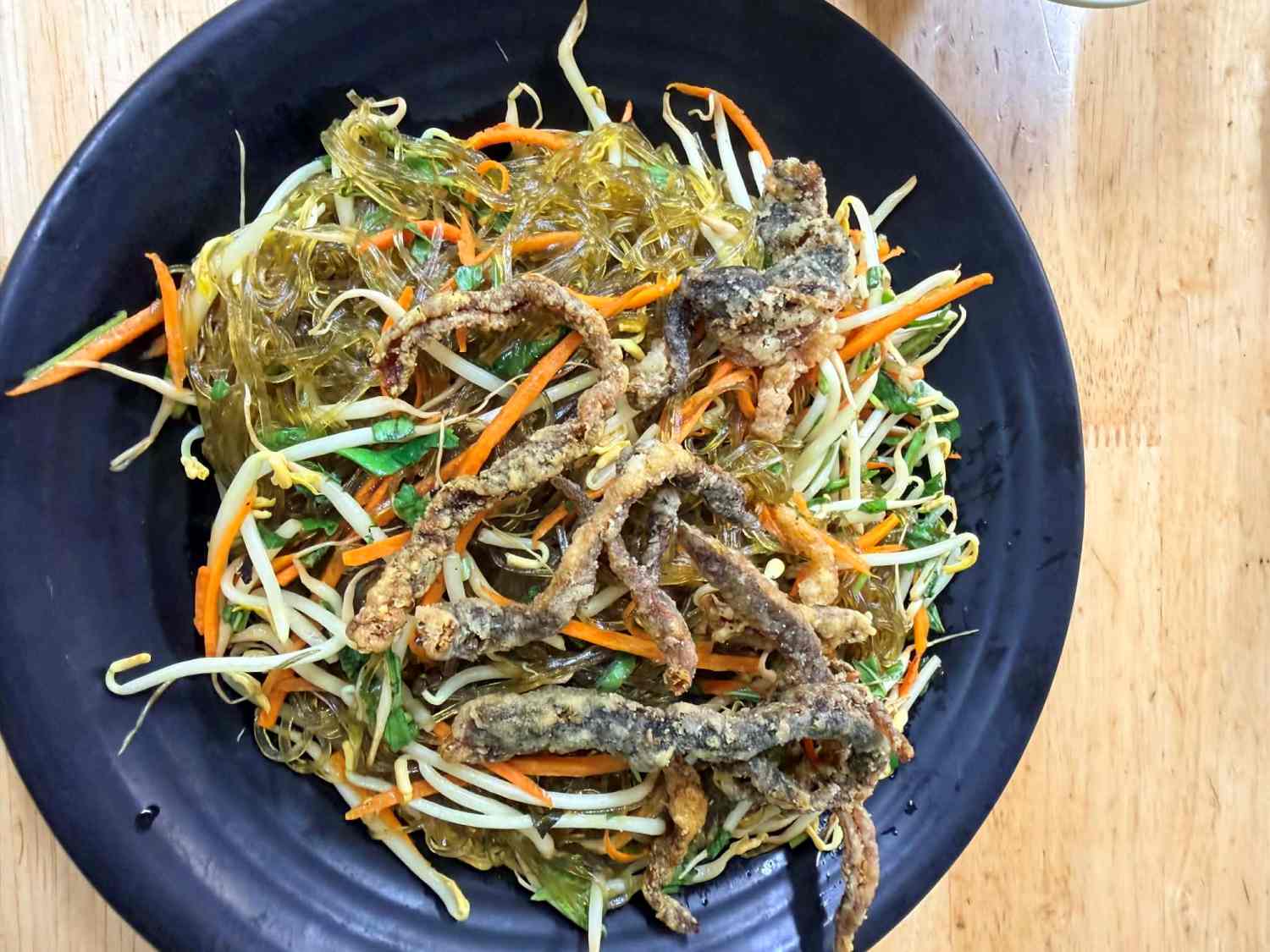 Fideos de anguila crujientes para la festividad del 30 de abril. Foto: Minh Trang.