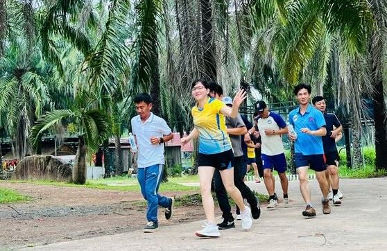The race creates a lively and useful sports playground, contributing to spreading the movement of physical training and sports among officials, union members, and workers. Photo: Quang Tri Trade Union