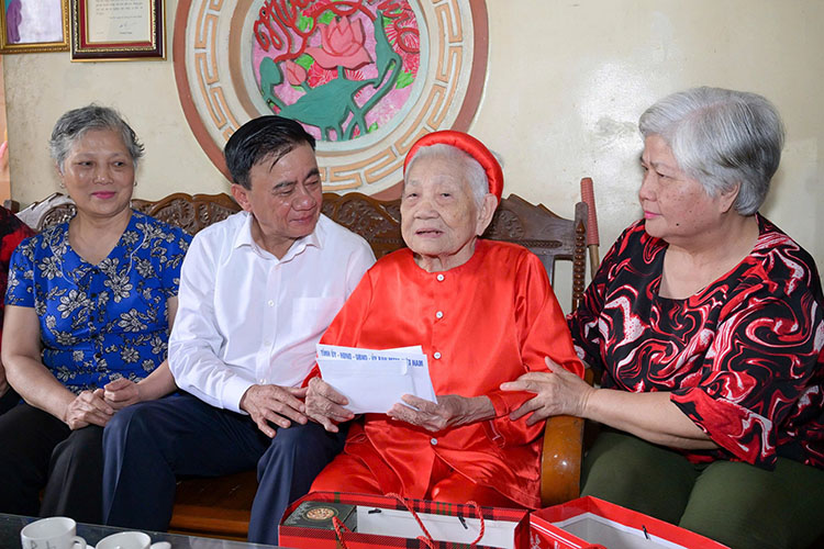 Standing Secretary of the Secretariat Tran Cam Tu visits and encourages Ms. Vu Thi Dan, mother of a martyr in Dien Bien Phu ward. Photo: An Chi