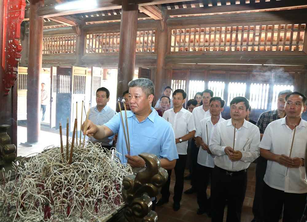 Chủ tịch UBND tỉnh cùng các đại biểu dâng hương tại Khu lưu niệm Danh nhân văn hóa Lê Quý Đôn. Ảnh: Tất Đạt 