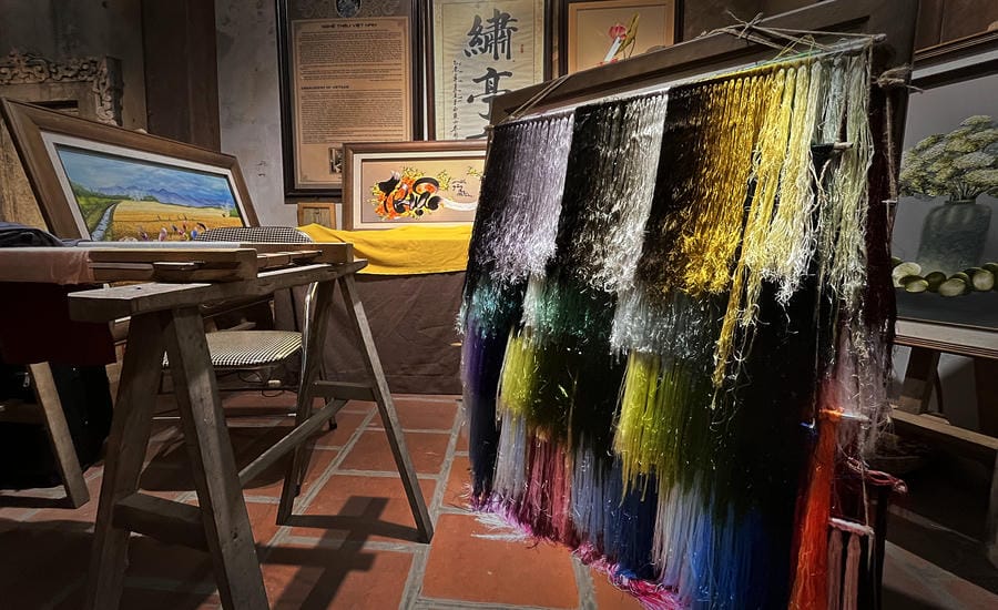 Không gian trưng bày nghề thêu truyền thống Việt Nam. Khung sợi chỉ màu dùng để chuẩn bị cho công đoạn thêu tay tinh xảo trên lụa hoặc vải. Ảnh: Việt Văn