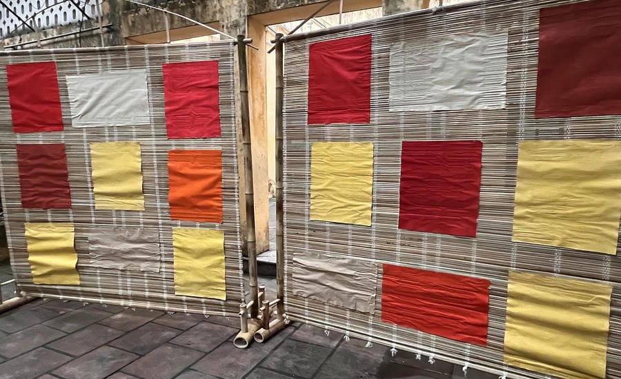 Vẻ đẹp của các loại giấy Dó trưng bày ở số 40 Lãn Ông (Hà Nội).  Ảnh: Việt Văn