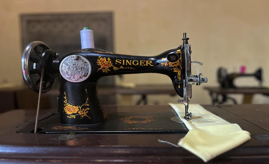Vẻ đẹp của chiếc máy khâu Singer cổ điển. Ảnh: Việt Văn