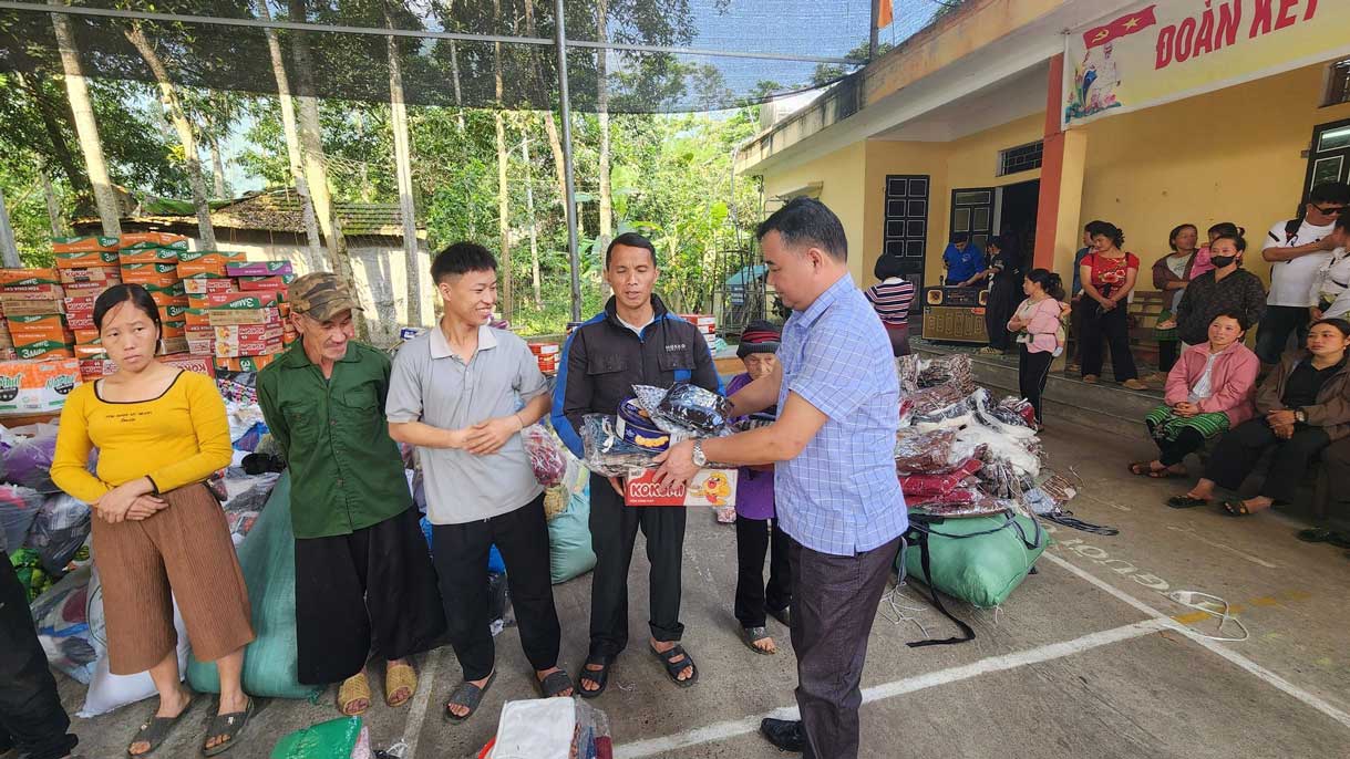 Người dân xã Cát Thịnh nhận quà hỗ trợ từ chương trình thiện nguyện do tuổi trẻ địa phương phối hợp tổ chức. 