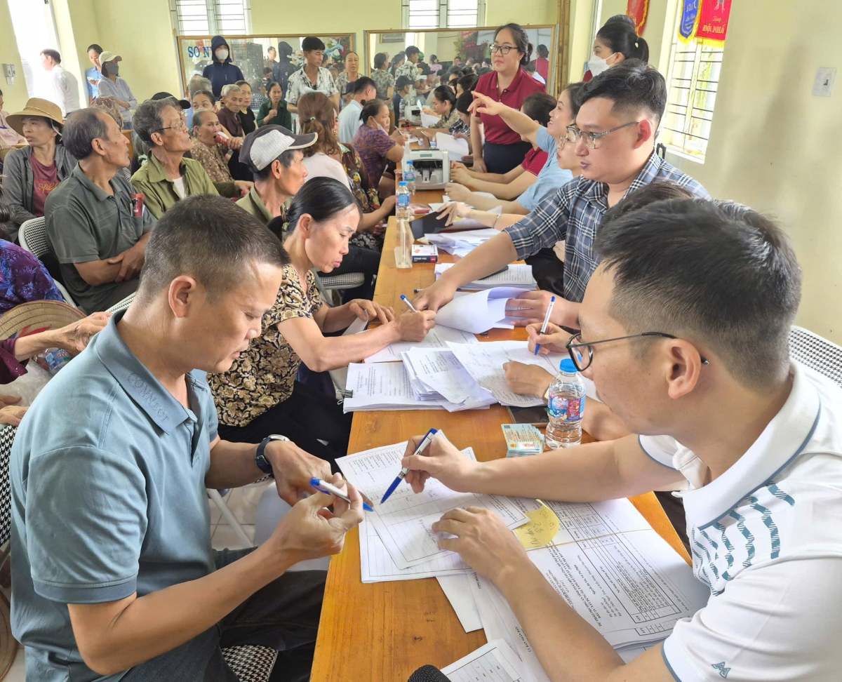 Kien Hung Commune People's Committee organizes the payment of compensation and support for the implementation of the Tan Trao Industrial Cluster Project (phase 1). Photo: Kien Hung Commune Information