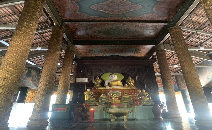 Chùa Dơi thật yên bình nhờ sự hòa hợp giữa con người và thiên nhiên.  Ảnh: Kỳ Lâm