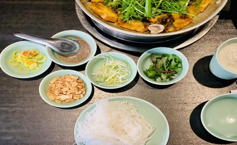 Hemibagrus fish cake is a culinary masterpiece of Vietnam in the eyes of foreigners. Photo: Ky Lam