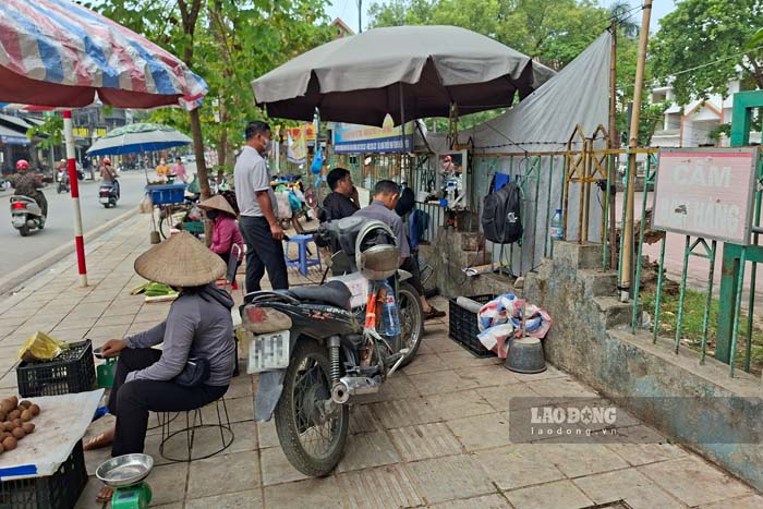 Publicly selling street vendors, encroaching on sidewalks even though there are no-entry signs on Nguyen Chi Thanh street, Dien Bien Phu ward. Photo: PV