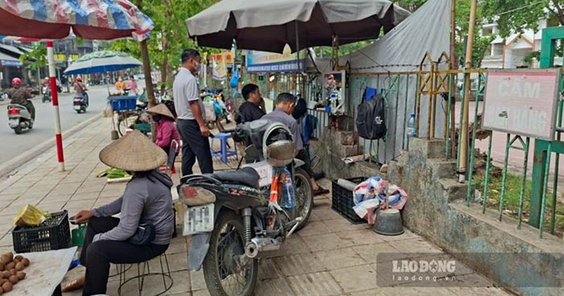 Điện Biên: Vỉa hè bị lấn chiếm, nhức nhối cạnh chợ du lịch trăm tỷ
