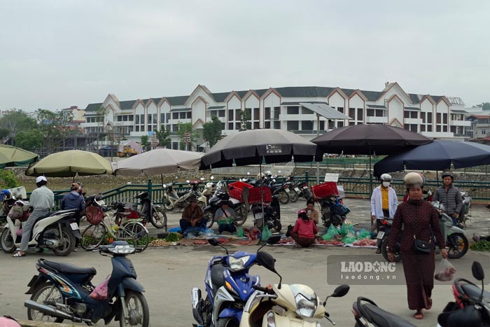 Người dân bán hàng rong tại dọc khu vực sông Nậm Rốm. Ảnh: PV