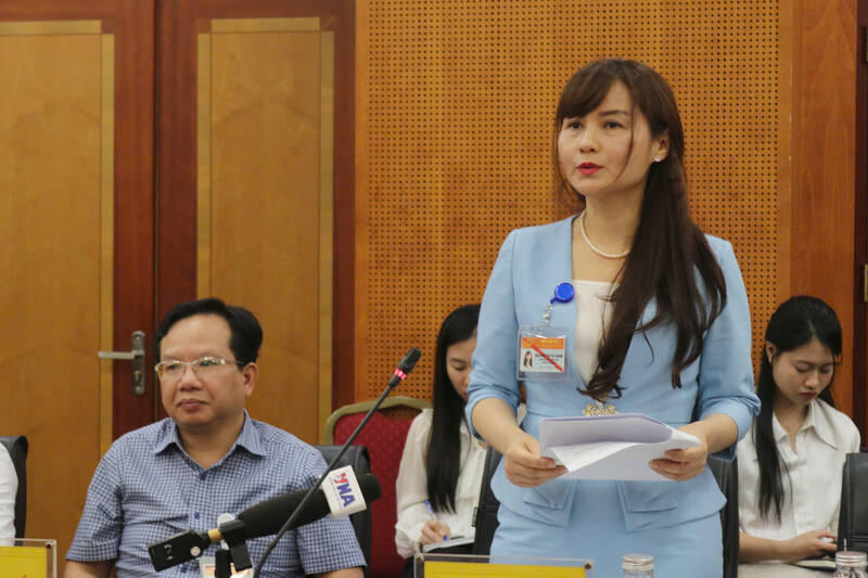 Ms. Nguyen Thi Tu Thanh - Deputy Director of the Local Government Department (Ministry of Home Affairs) answers at the press conference on the afternoon of April 28. Photo: Lan Nhi
