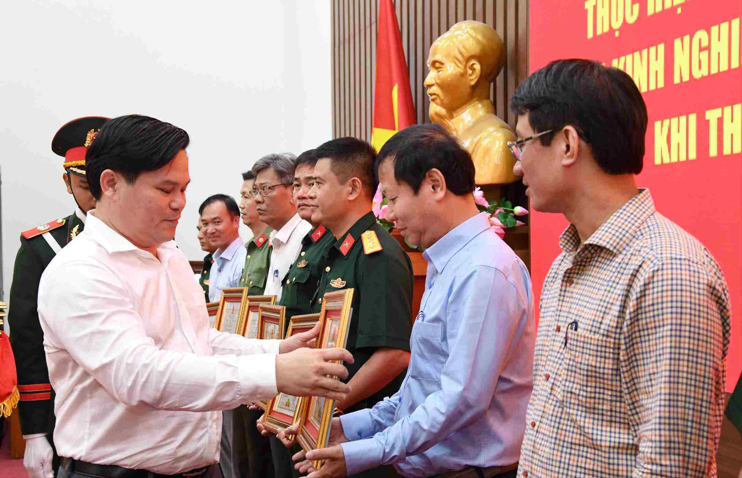 Mr. Tran Phuoc Hien - Vice Chairman of Quang Ngai Provincial People's Committee awarded Certificates of Merit to collectives with outstanding achievements in the work of selecting and calling citizens to enlist in 2026. Photo: Bao Hoa