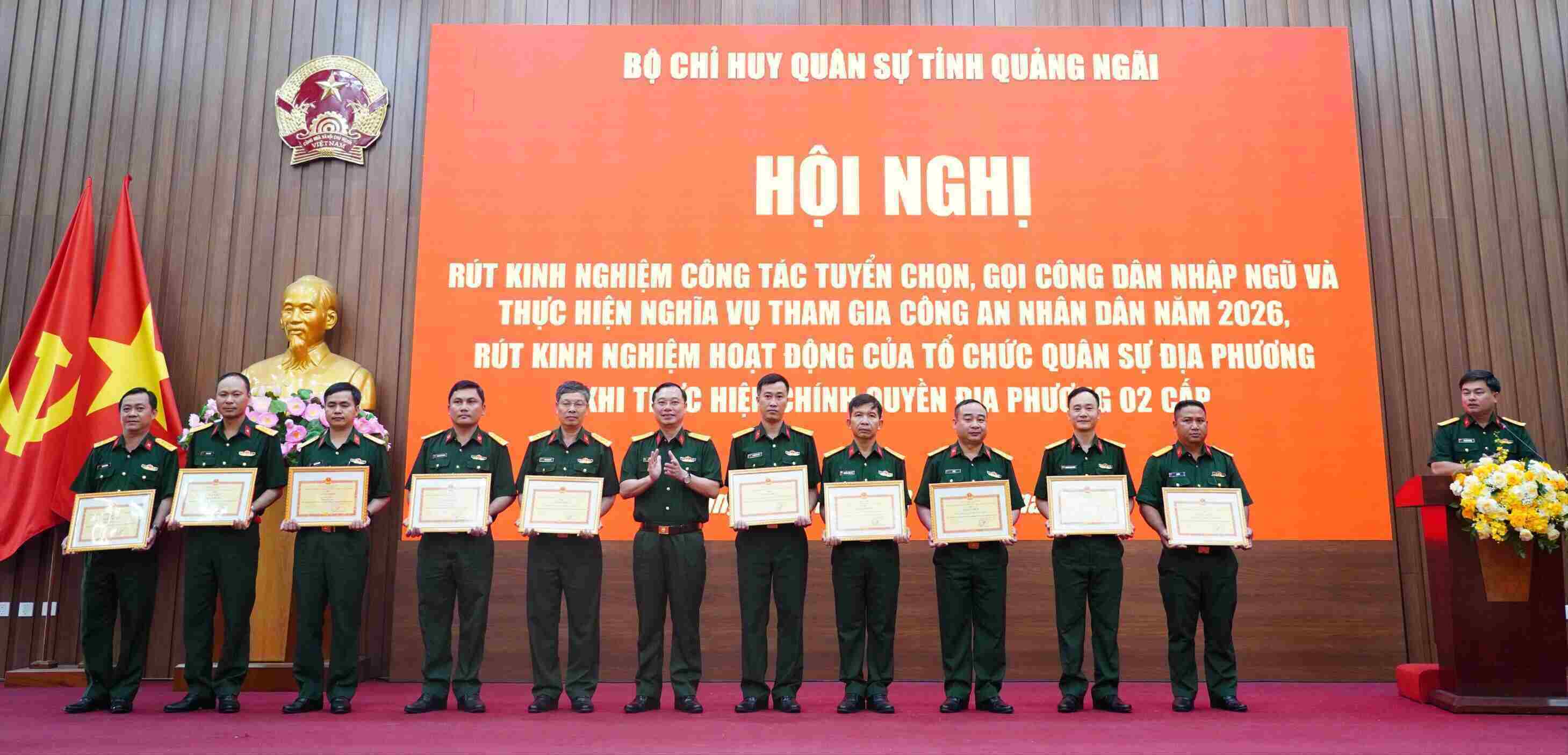 Bộ Chỉ huy quân sự tỉnh Quảng Ngãi khen thưởng các tập thể đạt thành tích trong công tác tuyển chọn, gọi công dân nhập ngũ năm 2026. Ảnh: Bảo Hòa