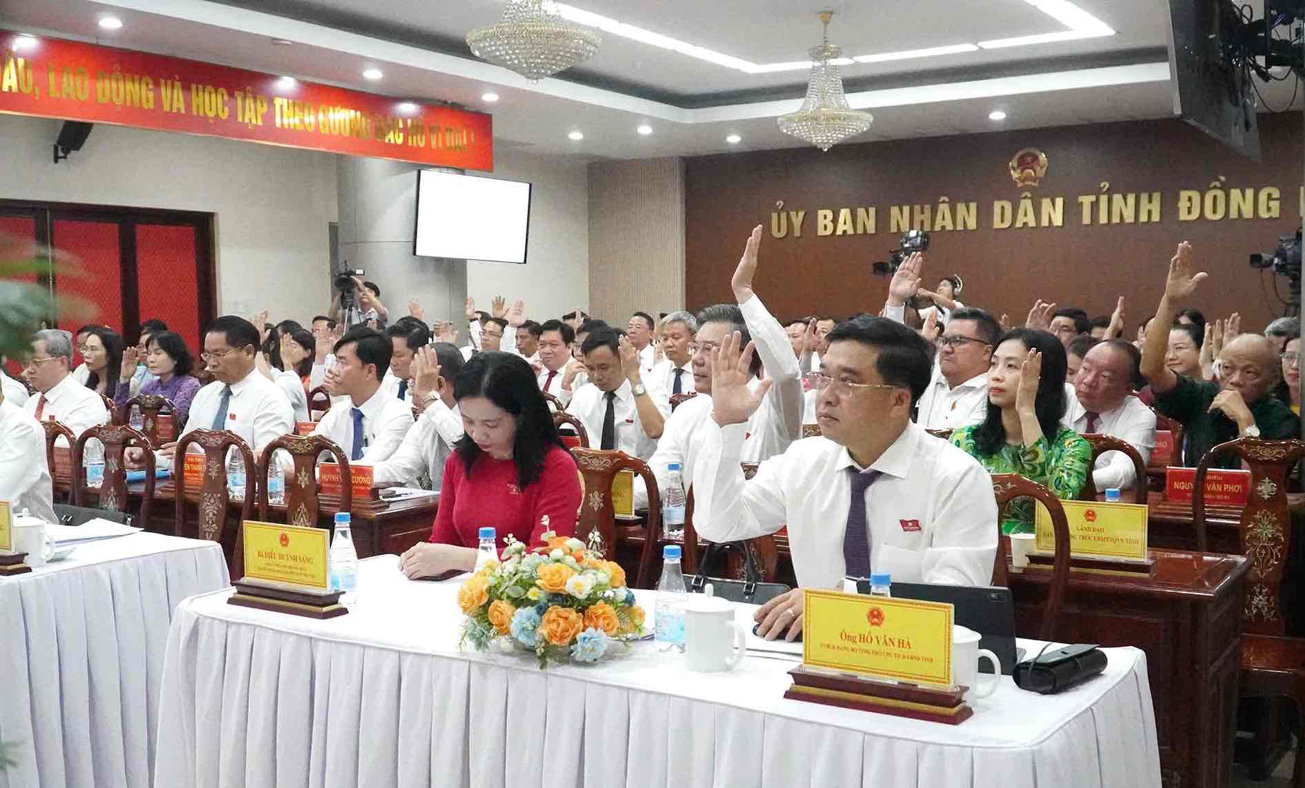 Các đại biểu biểu quyết thông qua tờ trình Dự thảo Nghị quyết về chủ trương đầu tư Dự án đầu tư xây dựng tuyến đường kết nối từ cầu Mã Đà đến Vành đai 4 TPHCM. Ảnh: HAC