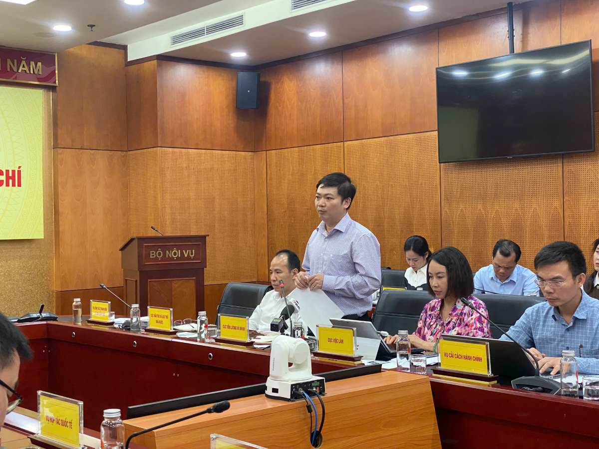 給与・社会保険局のグエン・ズイ・クオン副局長が、記者会見で基本給調整に関する政令草案に関連する情報を発表しました。写真:ラン・ニー