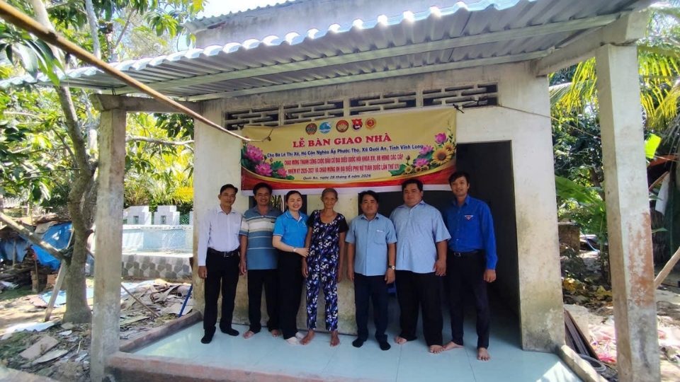 The Vietnam Fatherland Front of the commune and the Women's Union of Quoi An commune supported the repair of the house for Ms. Le Thi Xe, a near-poor household in Phuoc Tho hamlet. Photo: Women's Union of Quoi An commune