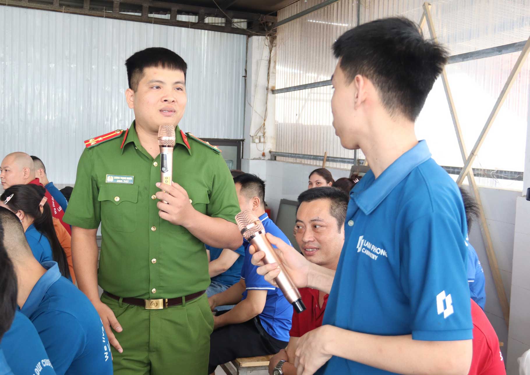 Cán bộ công an trao đổi, tương tác trực tiếp với công nhân về kiến thức phòng chống ma túy.