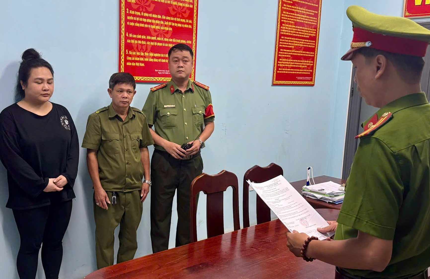 Cơ quan CSĐT Công an TP Đà Nẵng tống đạt các quyết định khởi tố, bắt tạm giam Nguyễn Đỗ Phương Anh (áo đen) để điều tra về hành vi Lừa đảo chiếm đoạt tài sản. Ảnh: Huỳnh Đức