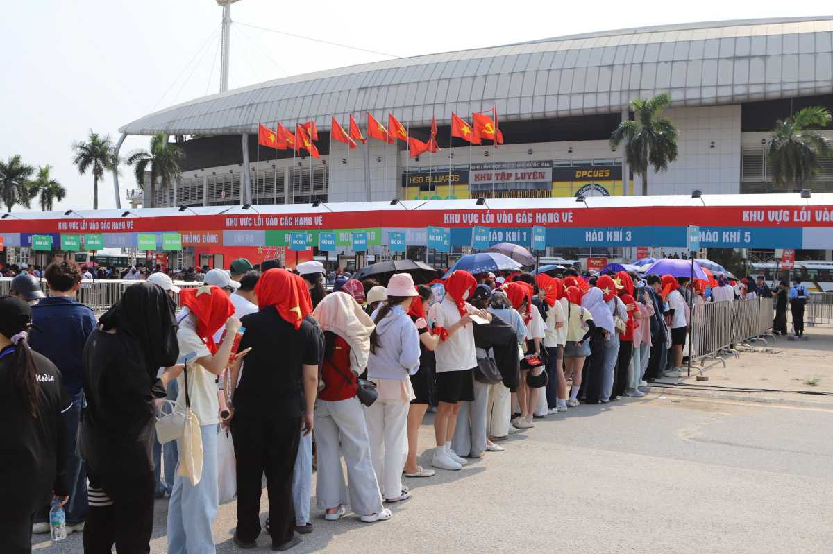 Khán giả xếp hàng dài chờ xem concert “Âm vang Tổ quốc“. Ảnh: Minh Chính