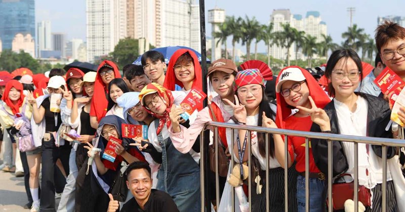 Hàng nghìn người xếp hàng xem hòa nhạc "Tiếng vọng non sông" ở Mỹ Đình