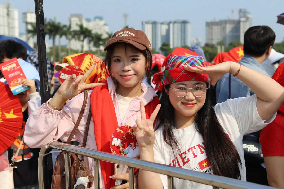 Các bạn trẻ đeo khăn đỏ, diện trang phục thể hiện lòng yêu nước. Ảnh: Minh Chính