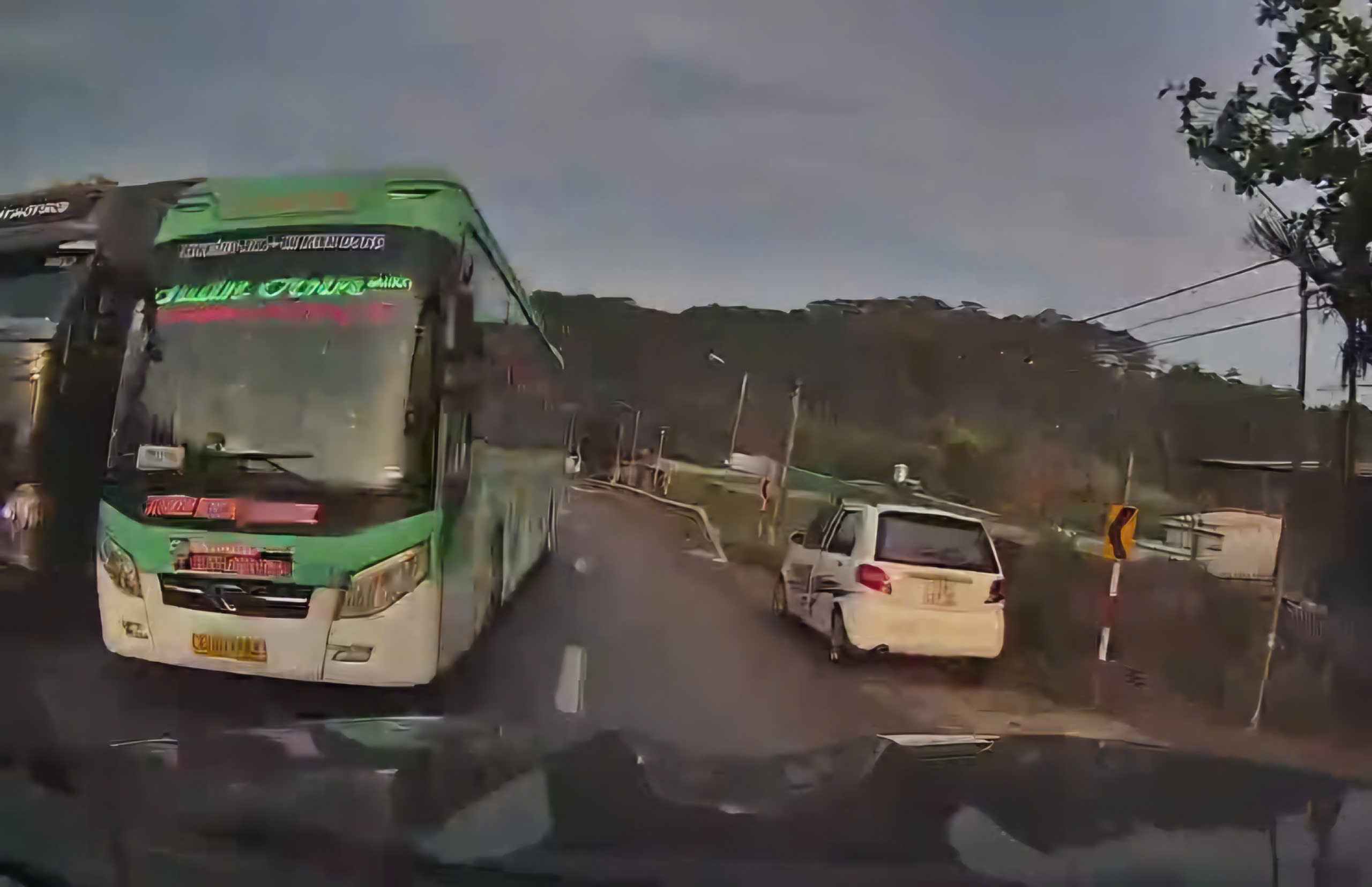 The moment the sleeper bus overtook recklessly and almost caused an accident with a car. Photo: Cut from Clip
