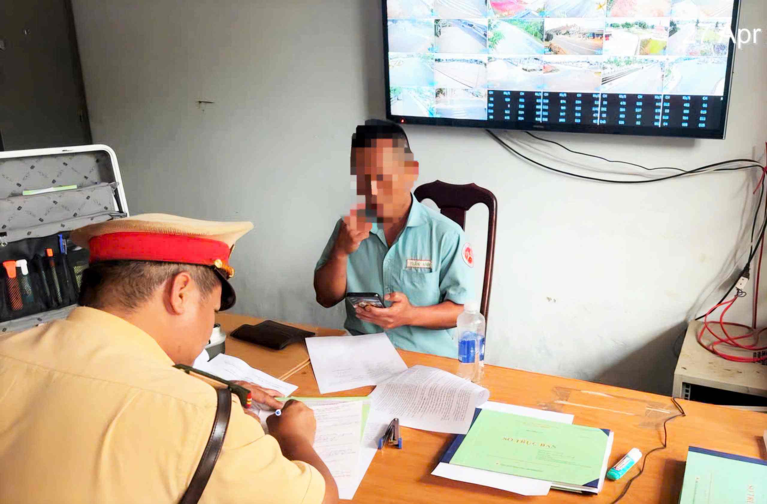 Phòng Cảnh sát giao thông Công an tỉnh Lâm Đồng làm việc, hoàn tất hồ sơ xử phạt tài xế xe khách giường nằm vượt ẩu. Ảnh: Công an cung cấp 