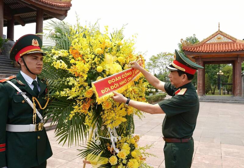 General Phan Van Giang - Member of the Politburo, Deputy Prime Minister, Minister of National Defense and the working delegation came to offer flowers and incense at the National Historical Relic Site 915. Photo: Thai Nguyen GOP