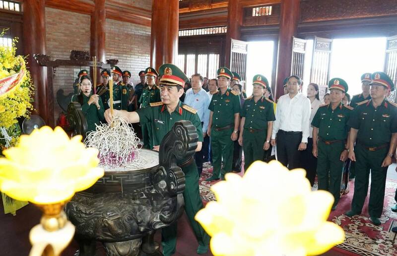 Đại tướng Phan Văn Giang - Ủy viên Bộ Chính trị, Phó Thủ tướng Chính phủ, Bộ trưởng Bộ Quốc phòng cùng Đoàn công tác đã tới dâng hương tại khu di tích. Ảnh: Thái Nguyên GOP