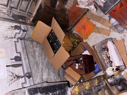 Seizing many undocumented e-cigarettes at a store in My Hao ward. Photo: Hung Yen Police