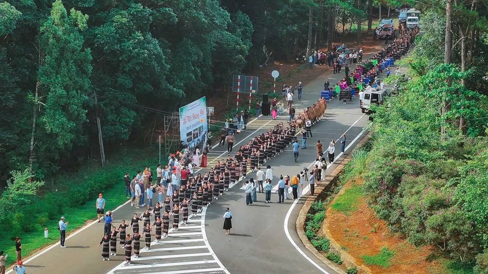 Các hoạt động văn hóa - giải trí thu hút đông đảo người dân và du khách đến Quảng Ngãi trong dịp Giỗ Tổ Hùng Vương. Ảnh: Đông Giang